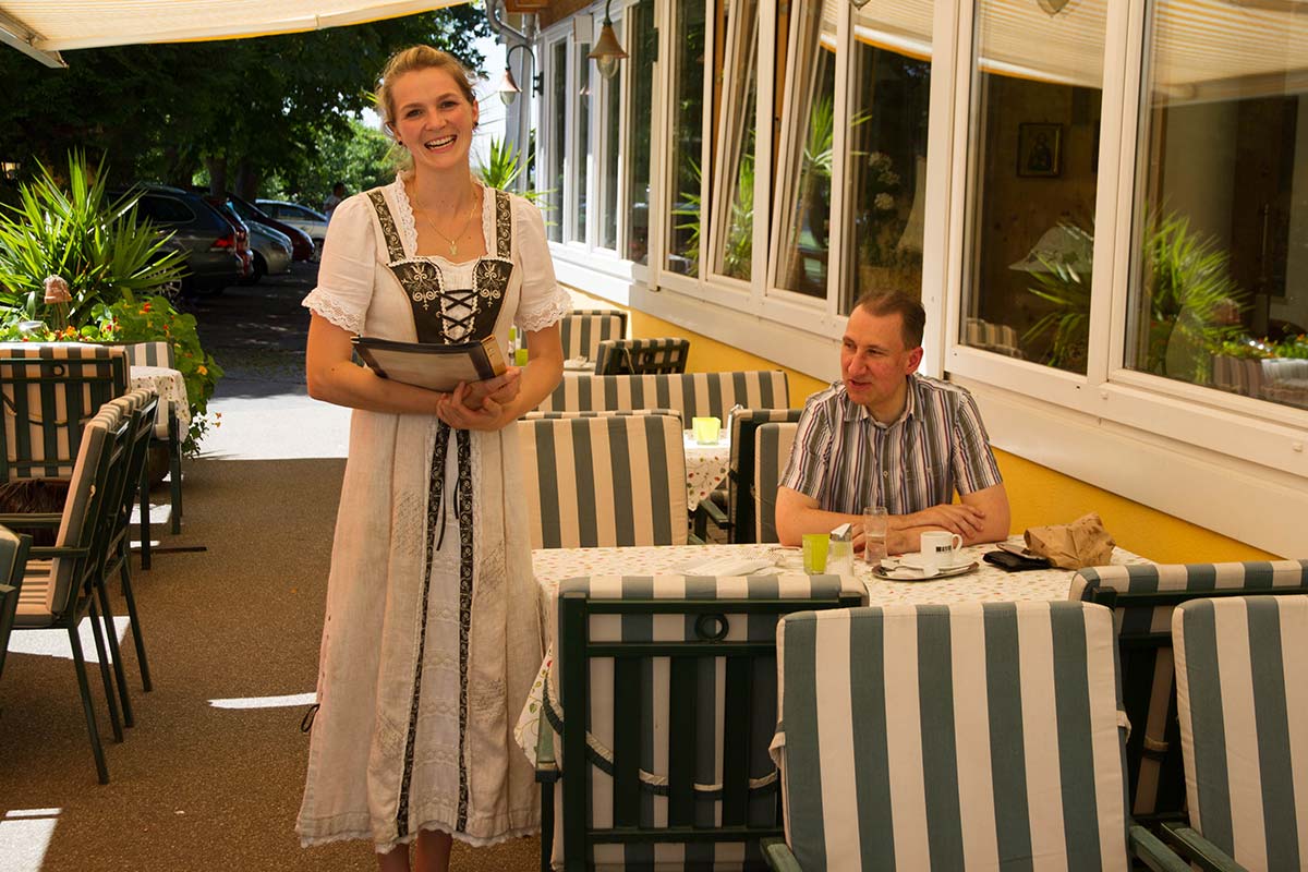 Wirtin im Gastgarten